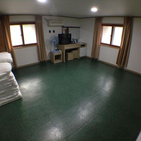Suanbo Saipan Hot Spring Hotel Chungju Quarto foto