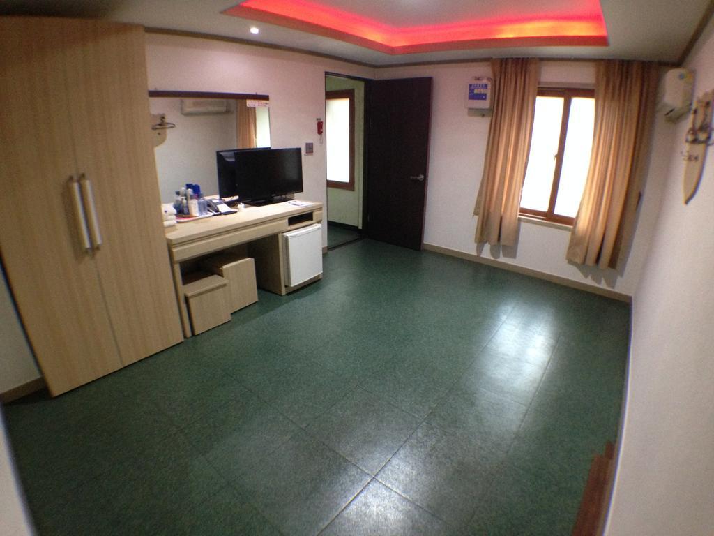 Suanbo Saipan Hot Spring Hotel Chungju Quarto foto